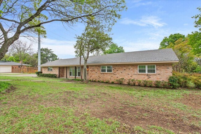 Building Photo - Completely Updated Home in Woodway, Texas;...