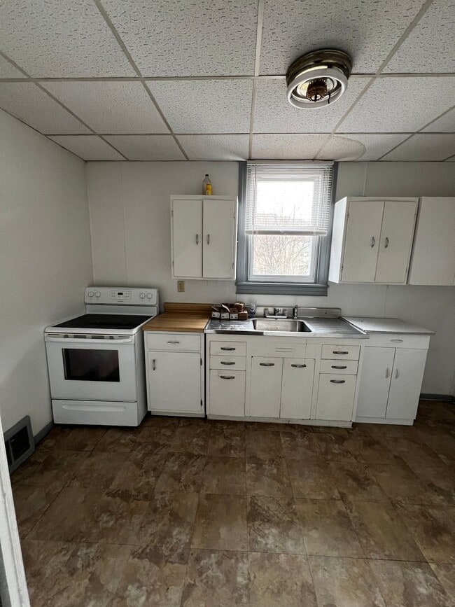 Building Photo - 21-23 Locust St