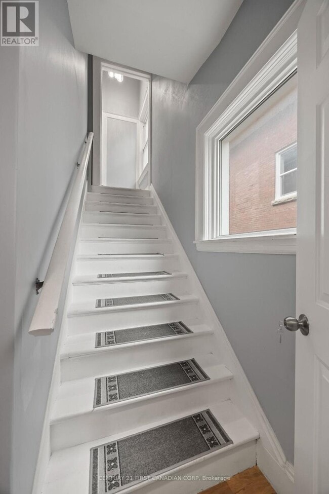 Building Photo - 92 Hincks St