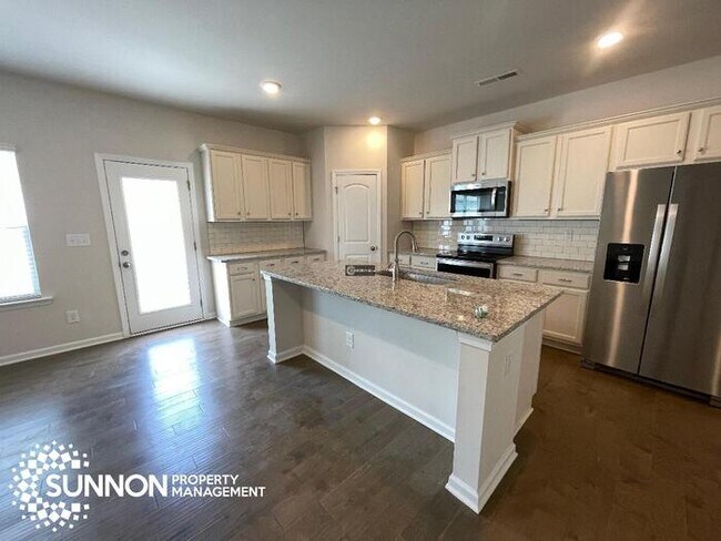 Building Photo - 3 BR Townhome w/ 2 Car Garage