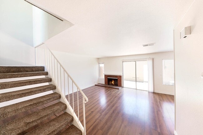 Building Photo - Beautiful 2 bedroom Irvine Townhome