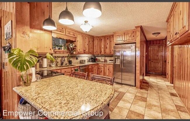 Building Photo - Look at this Rustic Beauty
