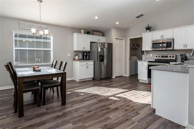 Building Photo - Gorgeous Three Bedroom in Towne Park Estates