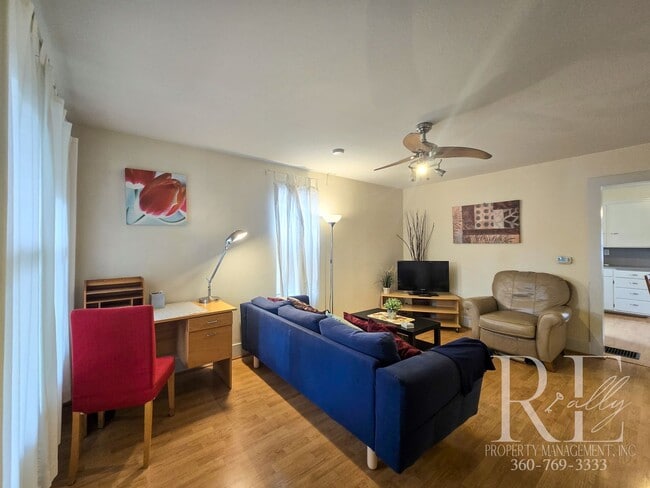 Building Photo - Furnished Top-Floor Duplex in Bremerton | ...