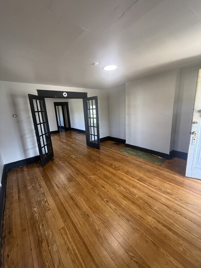 Building Photo - 302 Selma Rd