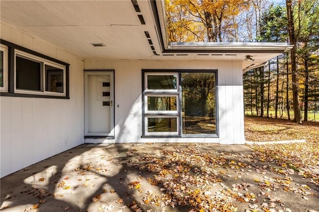 Building Photo - 412 Sawmill Run Rd