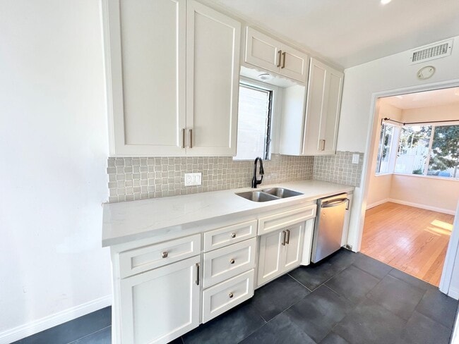 Foto del edificio - Bright and Spacious 1-Bedroom Condo in Alamitos Beach