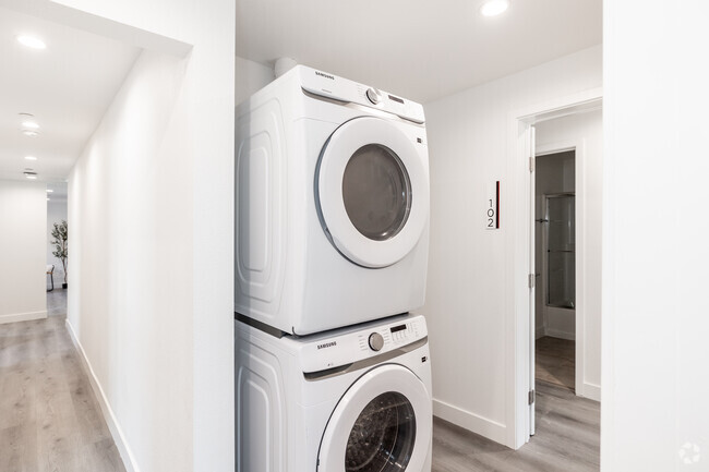 20BR, 21BA - 5,208SF - Laundry - The Oasis