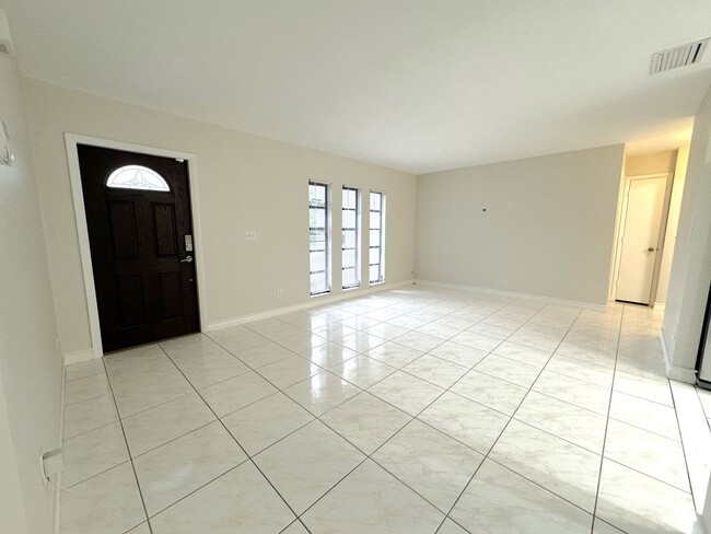 Building Photo - ** NORTH NAPLES ** 3 BED / 2 BATH ** NO HO...