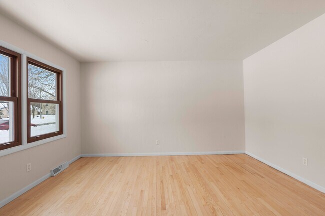 Foto del edificio - 1045 Green Acres Ln