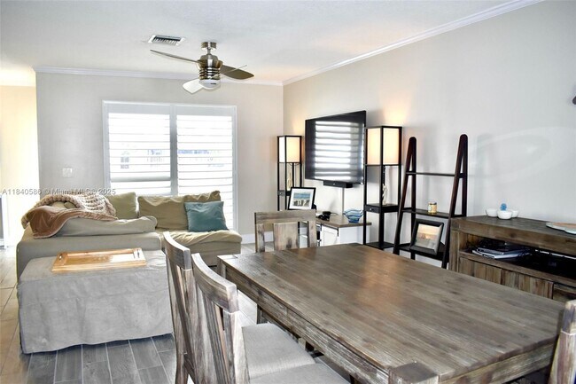 Foto del edificio - 9820 NW 7th St
