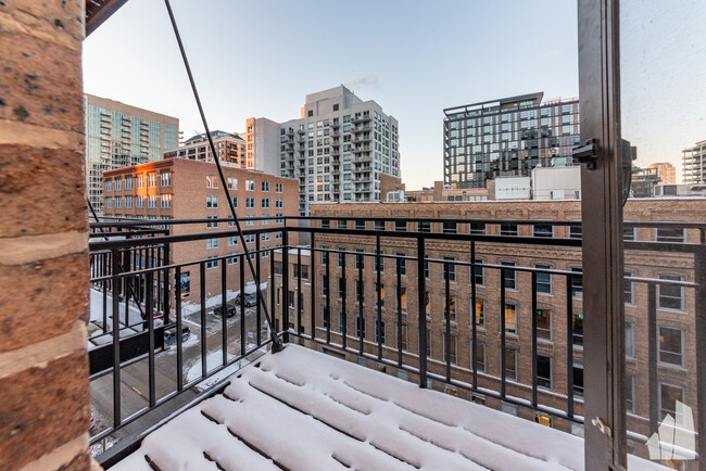 Building Photo - Outstanding 1bd condo with roof deck, Elev...