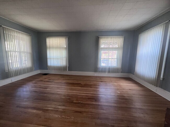 Building Photo - Large Single Family Five Bedroom Home!