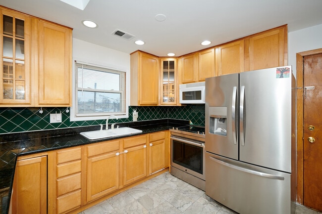 Building Photo - 6780 W Forest Preserve Dr