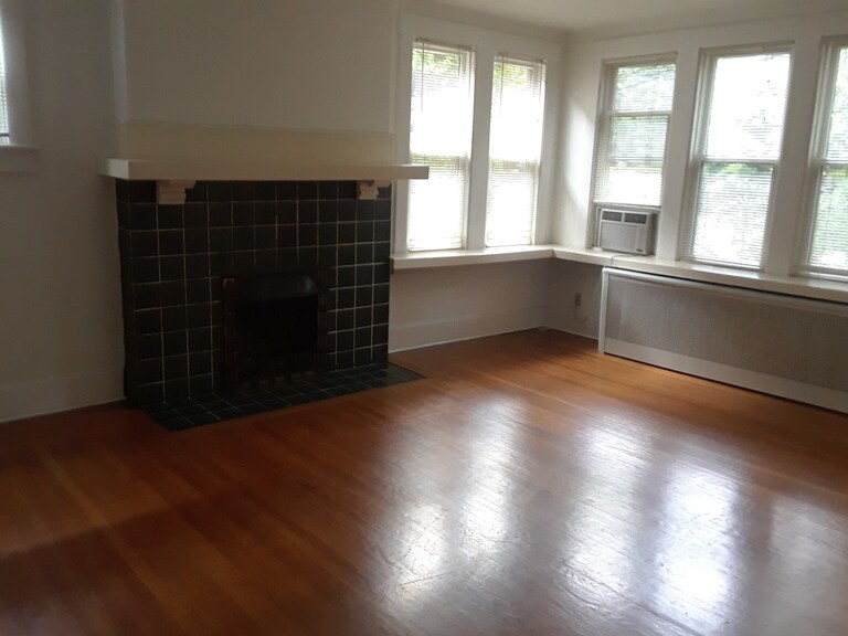 Sala de estar - 5738 Wilkins Ave