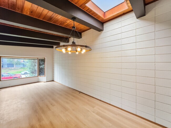 Building Photo - 612-656 56 Ave SW
