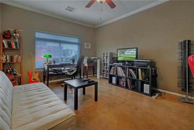 Building Photo - Great 1 bedroom on the corner of the 3rd f...