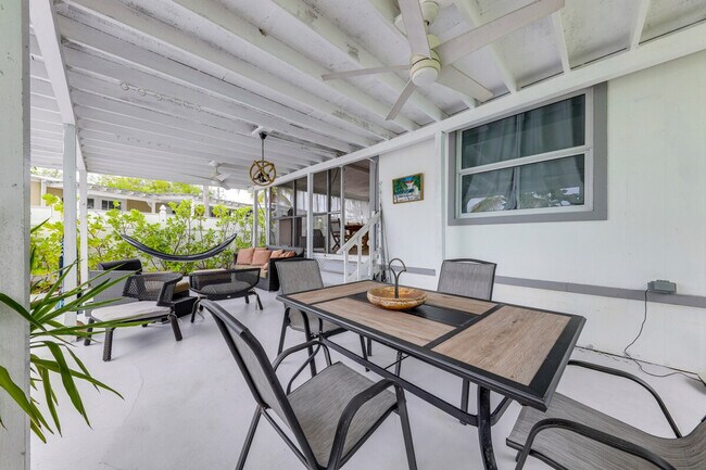 Foto del edificio - 398 Burton Dr