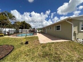 Building Photo - 15432 SW 105th Ave