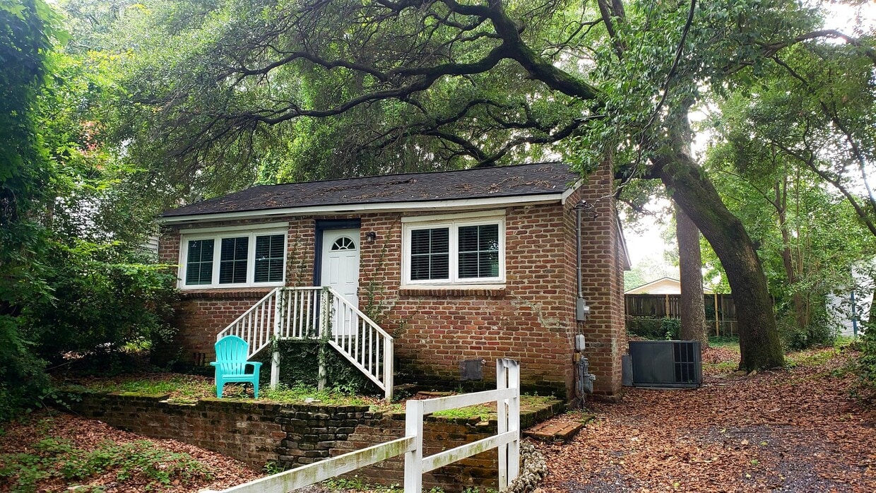 Primary Photo - Cozy Private Single Family
