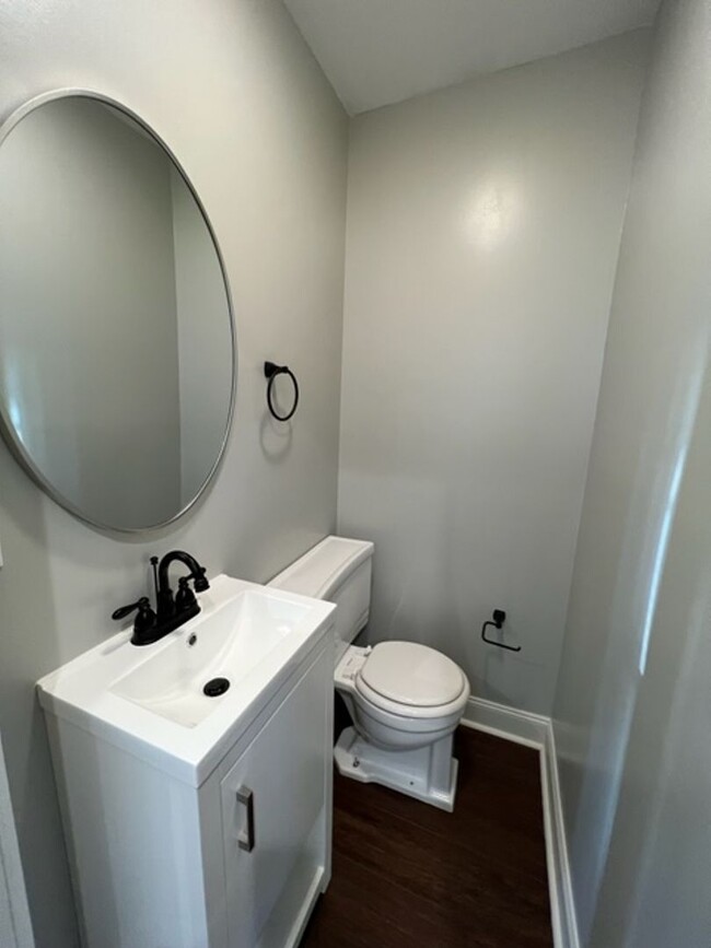 Building Photo - *Rare Find* Updated 3 Bedroom 2 Bathroom H...