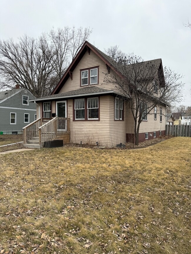 Building Photo - 1001 4th St S