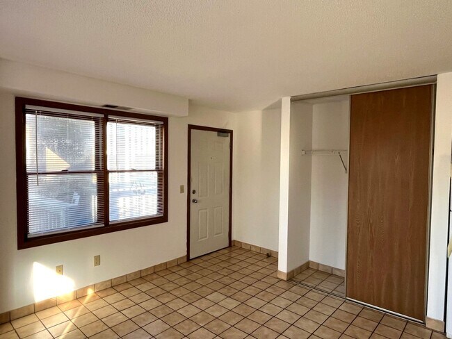 Foto del edificio - 1053 Cromwell Ave