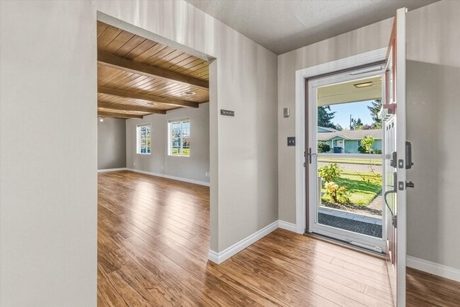 Building Photo - BEAUTIFUL THREE BEDROOM HOME WITH SWIMMING POOL