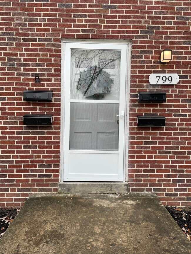 Front Entrance to Lobby - 799 Kenwick Rd