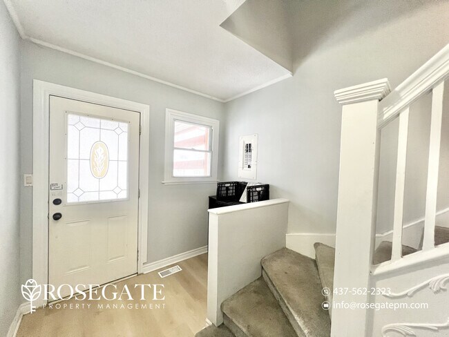 Photo du bâtiment - Spacious 4-Bedroom Main-Level Apartment with Private Backyard & Parking in London