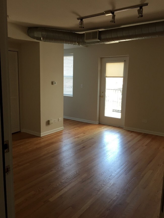Building Photo - 2520 W Leland Ave