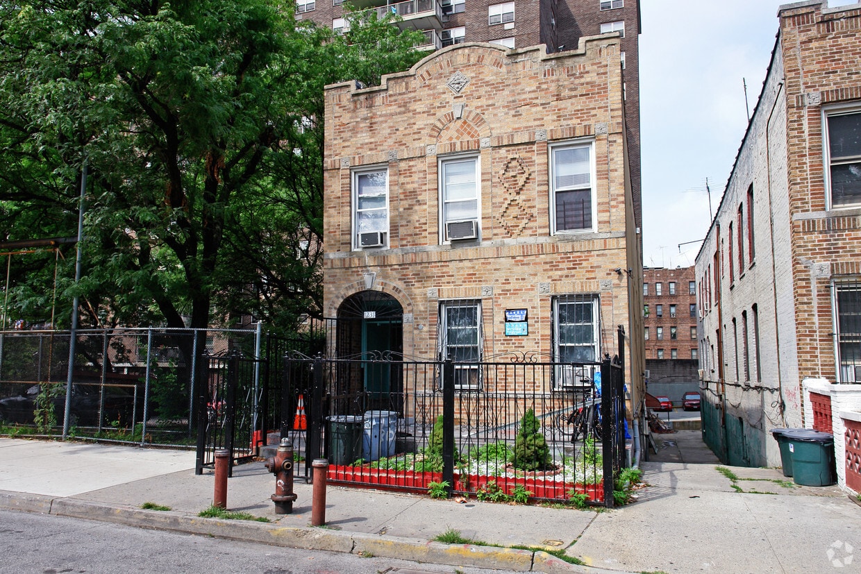 Primary Photo - 1231 Harrod Ave