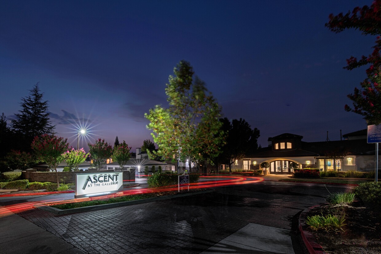 Entrada a Ascent at the Galleria en Roseville, California - Ascent at The Galleria Apartment Homes