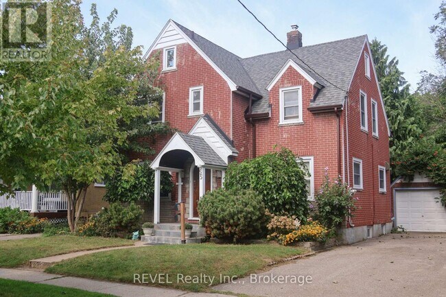 Building Photo - 55 Maple St