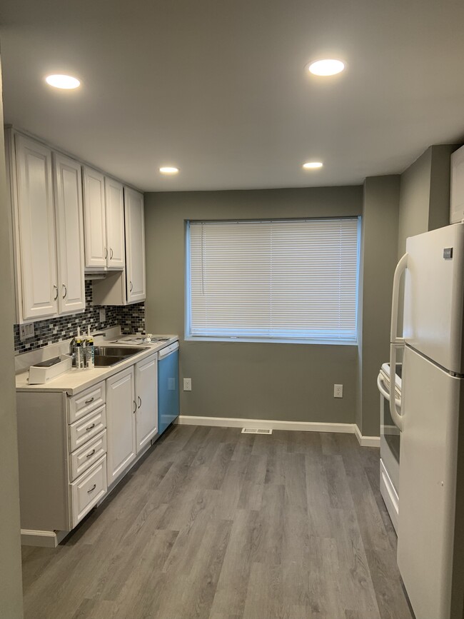 Kitchen area - 4657 Kirby Ave