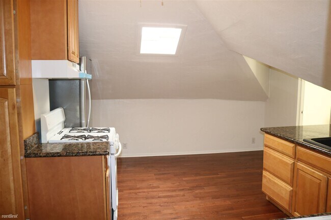 Building Photo - 3 br, 1 bath Triplex - 512 E St Unit B