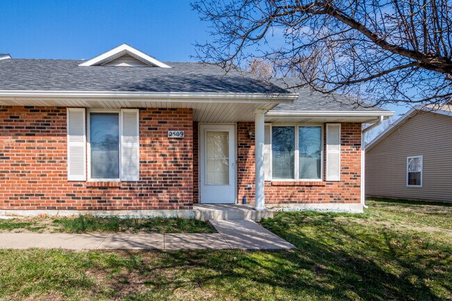 Building Photo - 2509 Hollyhock Dr