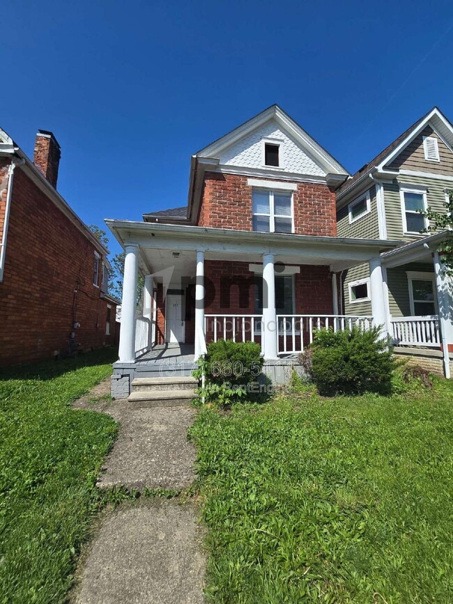 Building Photo - 153 S Cypress Ave