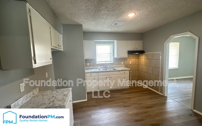 Building Photo - 1721 W Silver St