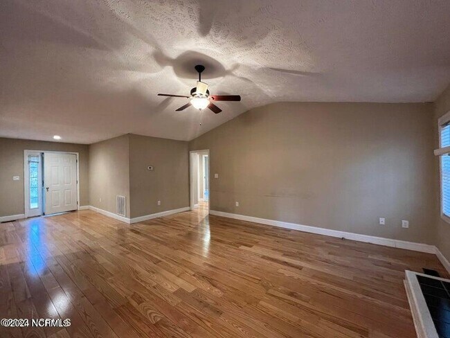 Foto del edificio - 340 Spring Lake Dr