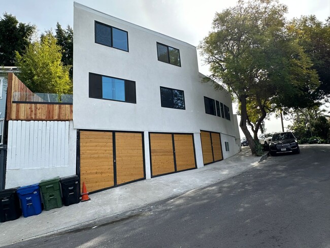 Private garage - 1428 Elevado St