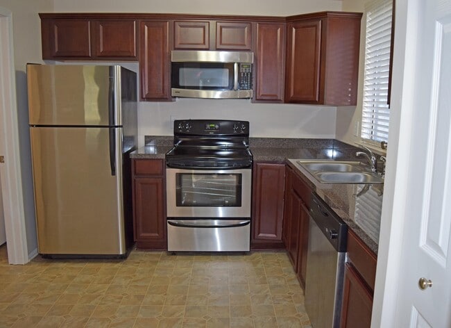 Building Photo - GREAT ENTRY LEVEL CONDO IN FARMINGTON HILLS!