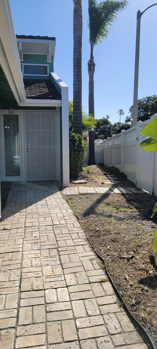 Patio lateral - 4640 Eastbourne Bay