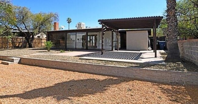 Building Photo - Charming Sam Hughes Brick Home with large ...