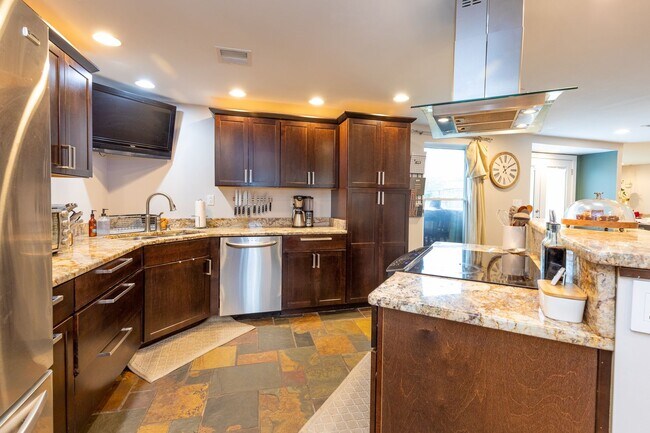 Foto del edificio - Spacious 4 Bedroom 3 Bath Home