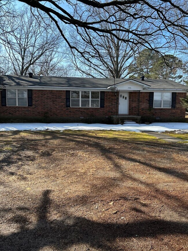 Building Photo - 2401 W 2nd St