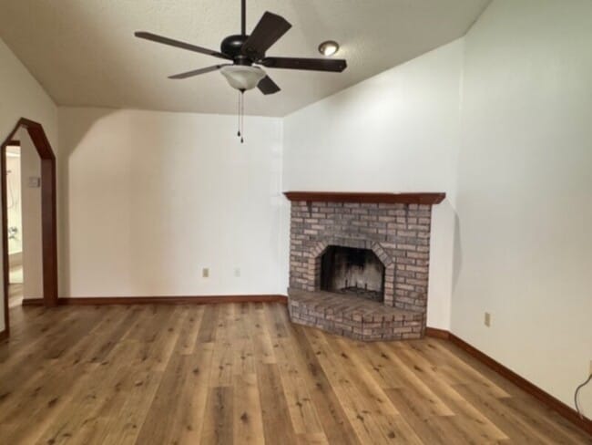 Building Photo - 2 Bedroom in Quiet Setting w/ Lawn Care &a...