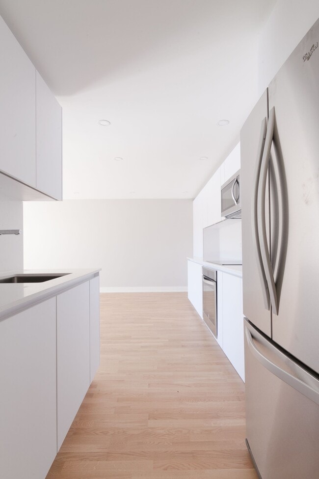 Building Photo - 1550 Avenue Filion