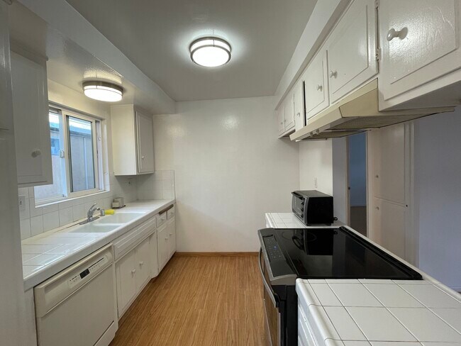 Kitchen - 1233 Amethyst St