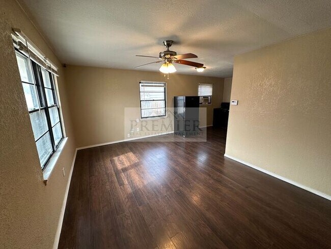 Foto del edificio - 4818 Woodend Ave